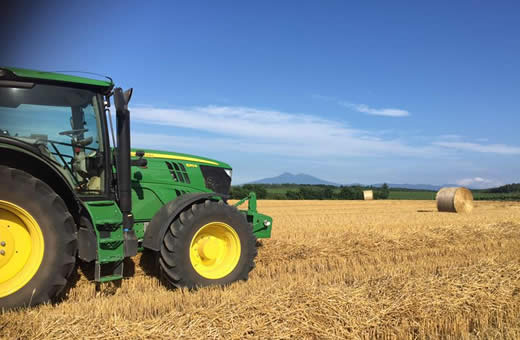 トラクターと牧草
